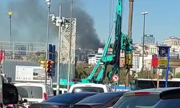Beyoğlu’nda boya imalathanesinde yangın