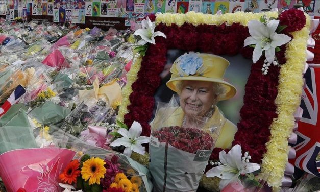 Kraliçe 2. Elizabeth’in mevt nedeni ‘yaşlılık’