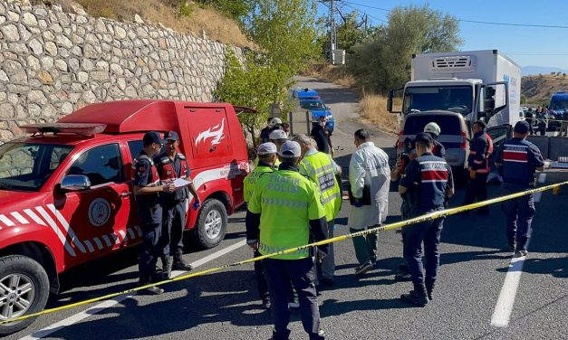 TIR ile ticari araç çarpıştı: 6 can kaybı