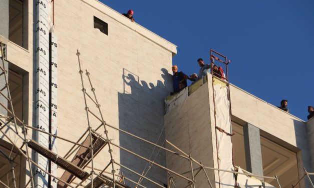 13 katlı binada iskele çöktü, çalışanlar iple kurtuldu