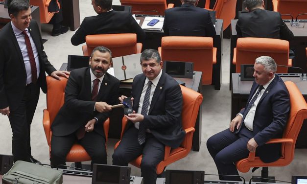 CHP’li vekil Meclis’te çekiçle cep telefonunu kırdı