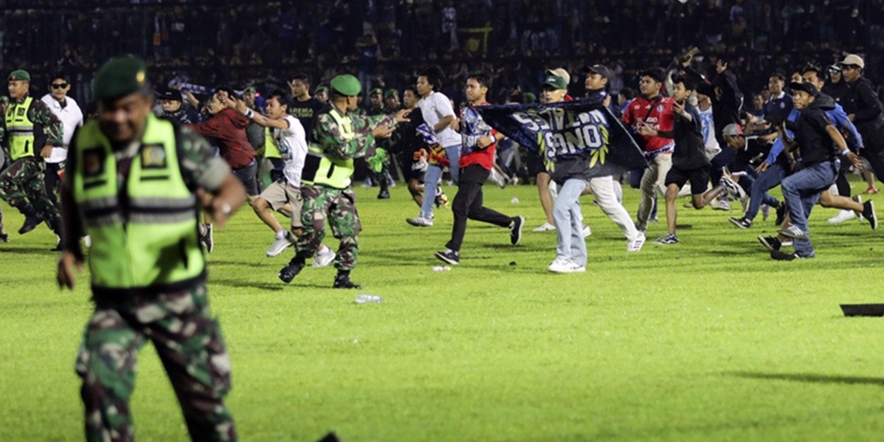 Endonezya’da futbol maçında izdiham: 129 can kaybı