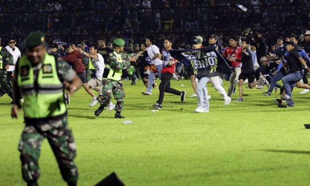 Endonezya’da futbol maçında izdiham: 174 can kaybı