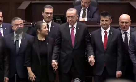 Erdoğan, Çelebi’ye rozet taktı