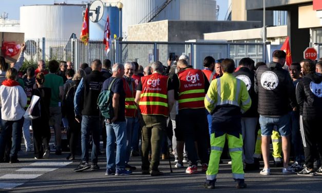 Fransa’da petrol grevi iki rafineride devam edecek