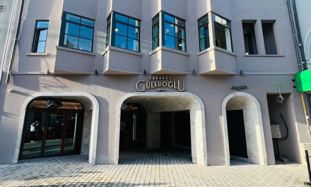 Karaköy Güllüoğlu, 50 yıl sonra yeni mağazasında