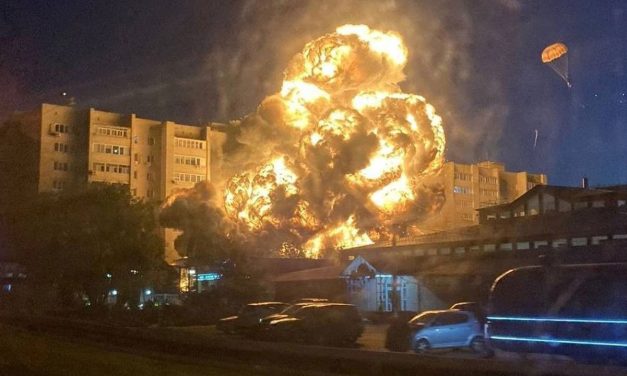 Rusya’da Su-34 tipi savaş uçağı kent merkezine düştü