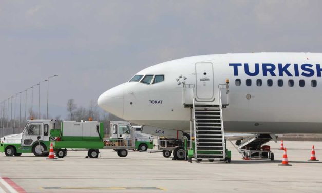 THY uçağının lastiği iniş sırasında patladı