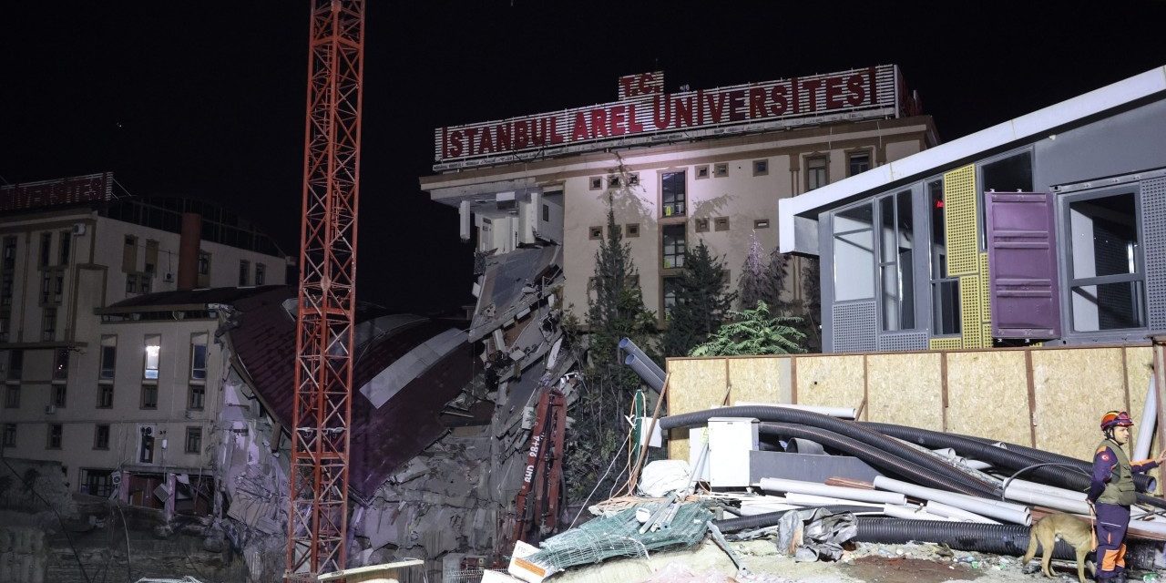3 katlı özel üniversite binası çöktü