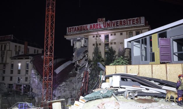 3 katlı özel üniversite binası çöktü