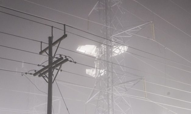 ABD’de bir uçak, yüksek tansiyon çizgisinde asılı kaldı