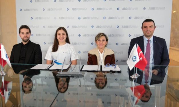 Abdi İbrahim, şampiyon ulusal yüzücü Merve Tuncel’in sponsoru oldu