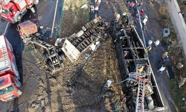 Ağrı’da yolcu otobüsü, iki kamyona çarptı: 7 meyyit