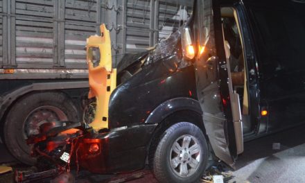 Amasya’da tiyatrocuları taşıyan minibüsle kamyonun çarpıştığı kazada 3 kişi öldü, 8 kişi yaralandı