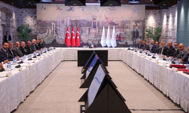 Bakan Nebati, inşaat bölümü temsilcileriyle bir ortaya geldi