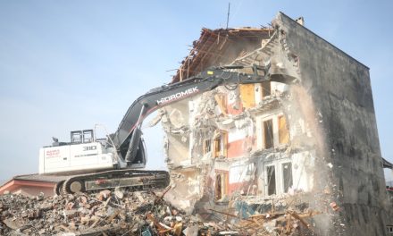 Düzce’de ağır hasarlı 5 bina yıkıldı
