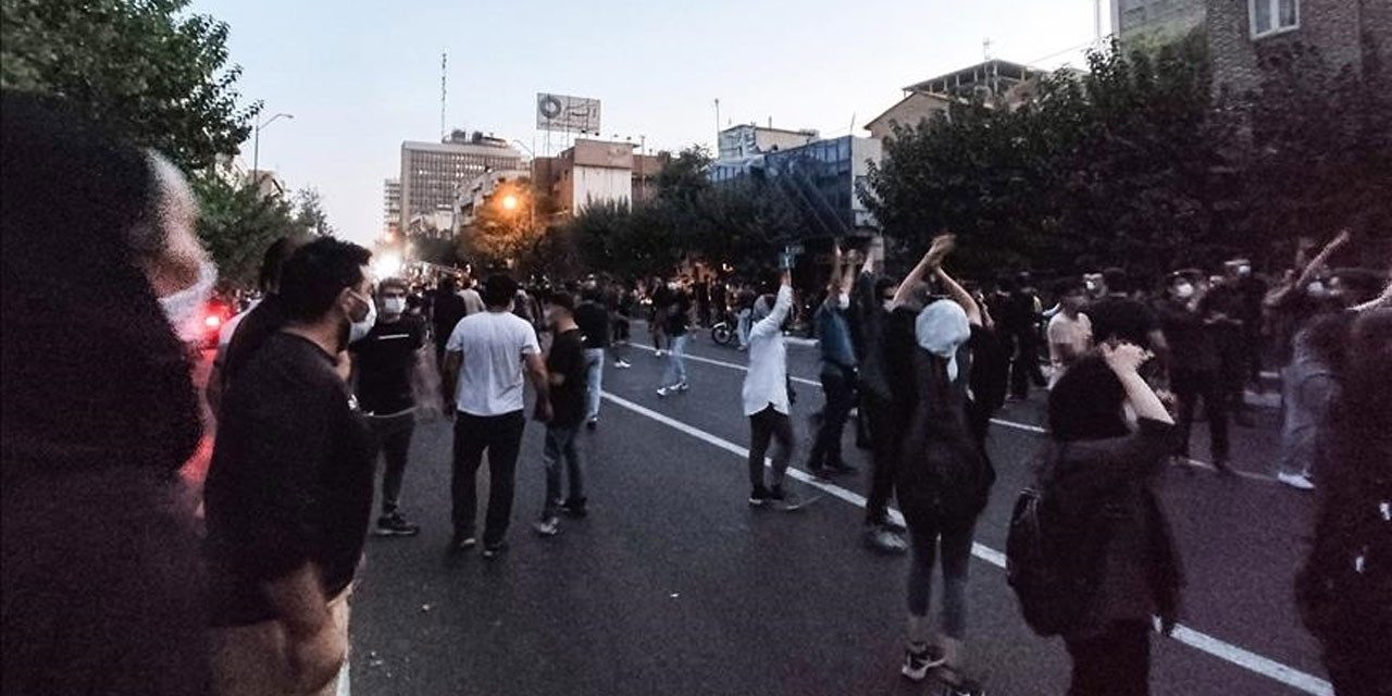 İran’da polis ve göstericiler üzerine ateş açıldı: 4 meyyit