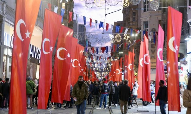 İstiklal Caddesi’ndeki ağaç ve beton saksılar kaldırıldı