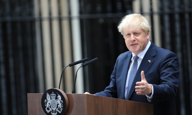 Johnson yarıştan çekildi