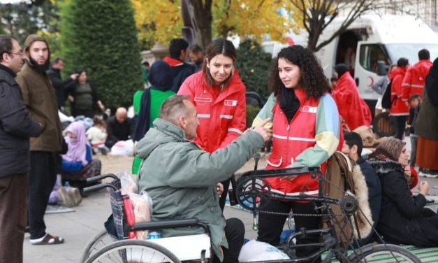 Kızılay, sarsıntı sonrası takviye çalışmalarını sürdürüyor