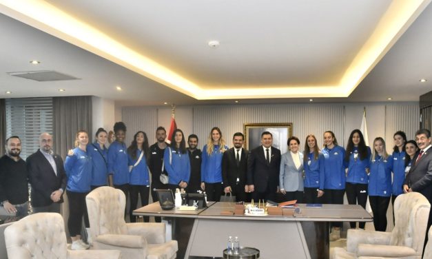 Akşener, Sigorta Shop Bayan Voleybol Ekibi’ni kabul etti