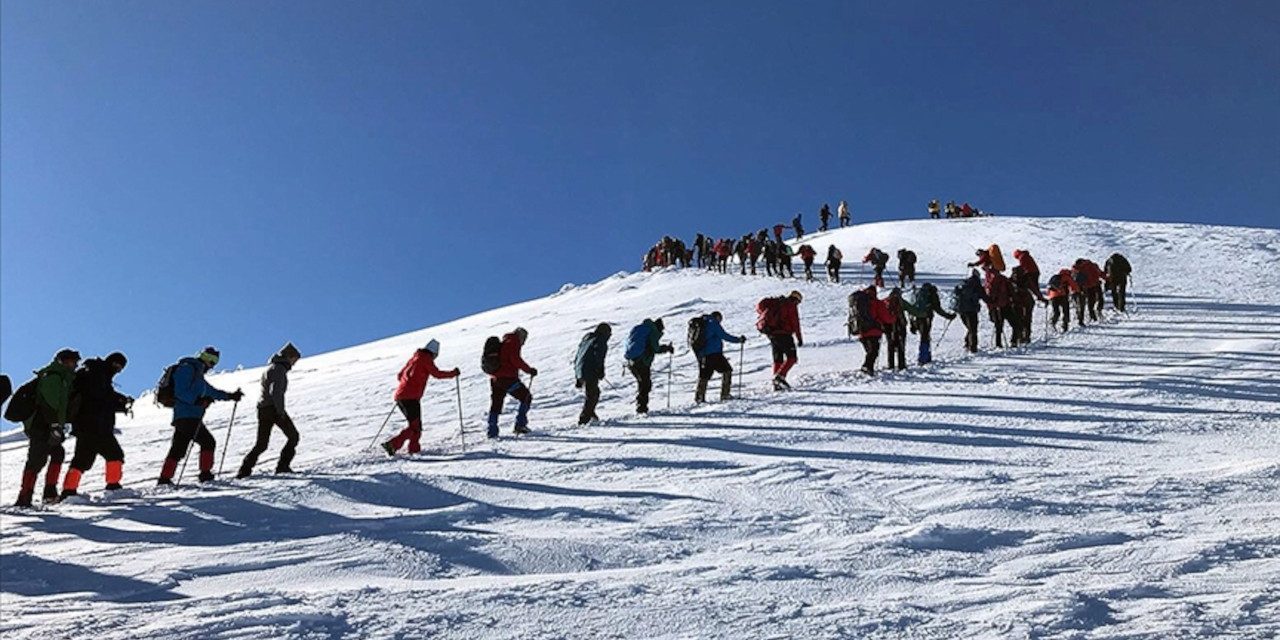 63 dağcı şehitler için Allahuekber Dağı’na tırmanıyor