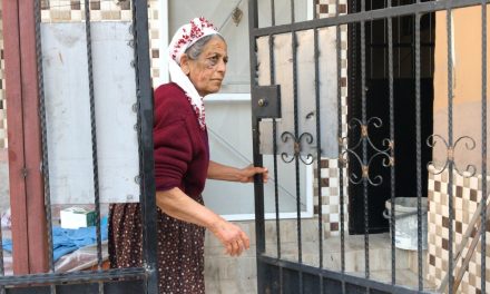 73 yaşındaki kadını dövüp kefen parasını çaldı