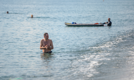 Antalya’da güneşli havayı fırsat bilenler denizde yüzdü