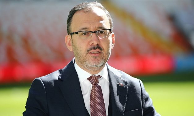 Bakan Kasapoğlu gençlerle bir ortaya geldi
