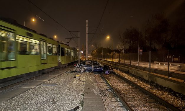 Bariyerlere çarpıp metro raylarına girdi