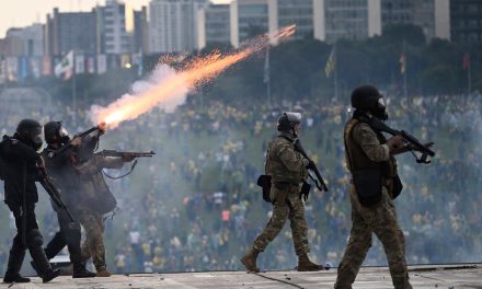 Brezilya’da Bolsonaro destekçileri kongre binasını bastı