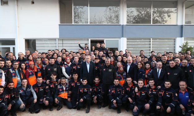 Cumhurbaşkanı Erdoğan, Antalya’da AFAD işçisiyle bir ortaya geldi