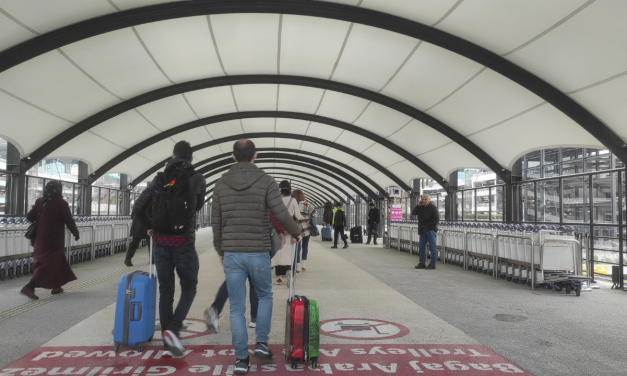 En süratli metro yolcu taşımaya başladı