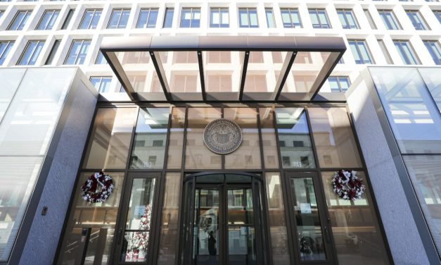 FED’den ‘faiz oranları bir müddet daha yüksek kalacak’ bildirisi
