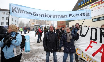 İklim aktivistleri Davos’ta WEF’i ve iklim değişikliğini protesto etti
