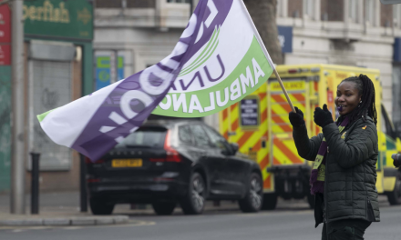 İngiltere ve Galler’de binlerce ambulans çalışanı greve gitti