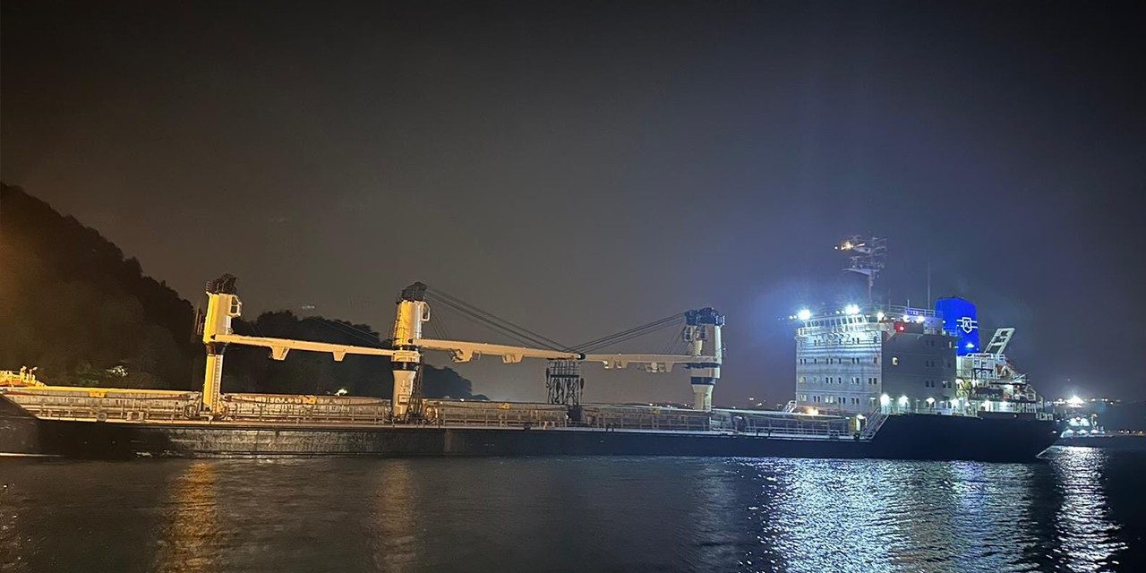 İstanbul Boğazı’nda yük gemisi karaya oturdu