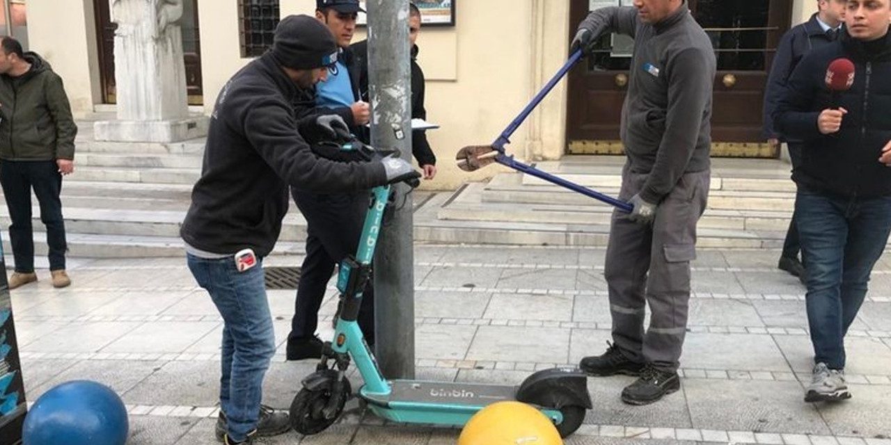 Kadıköy’de kaldırımlardaki scooterlar toplatıldı