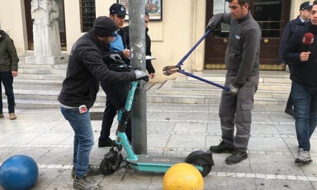 Kadıköy’de kaldırımlardaki scooterlar toplatıldı