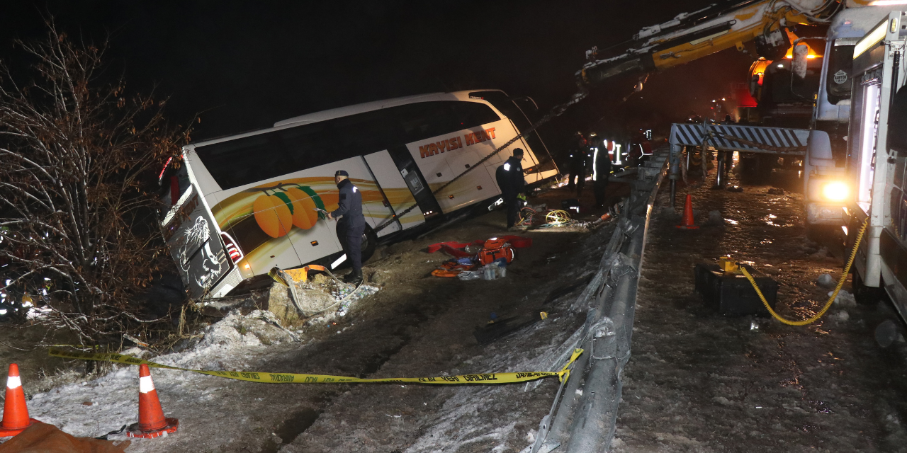 Kayseri’de yolcu otobüsü şarampole devrildi