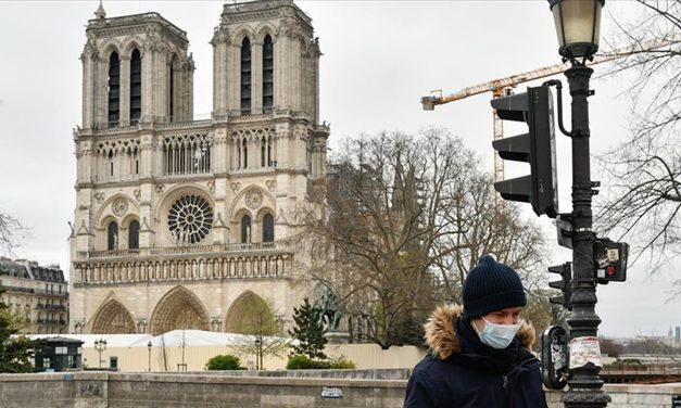 Paris’te tren garında bıçaklı hücum