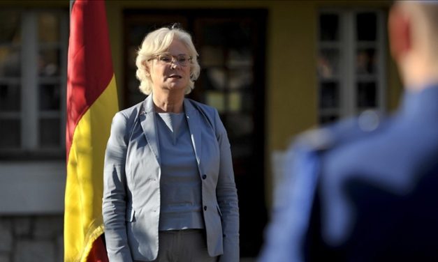 Son dakika… Almanya’da Savunma Bakanı istifa etti