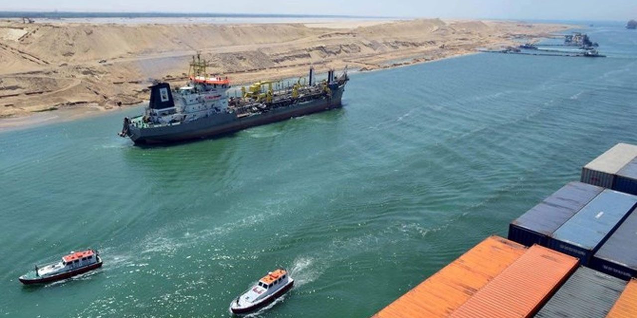 Süveyş Kanalı’nda bir yük gemisi karaya oturdu