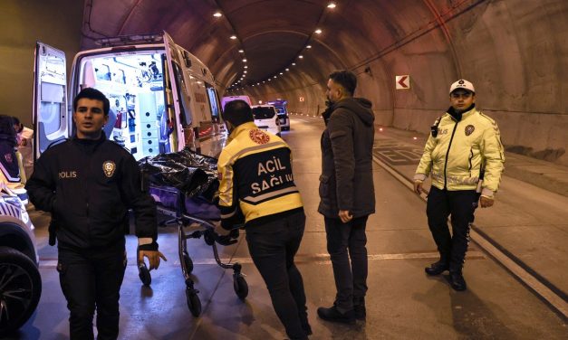 Tünelin duvarına çarpan motosikletin şoförü öldü