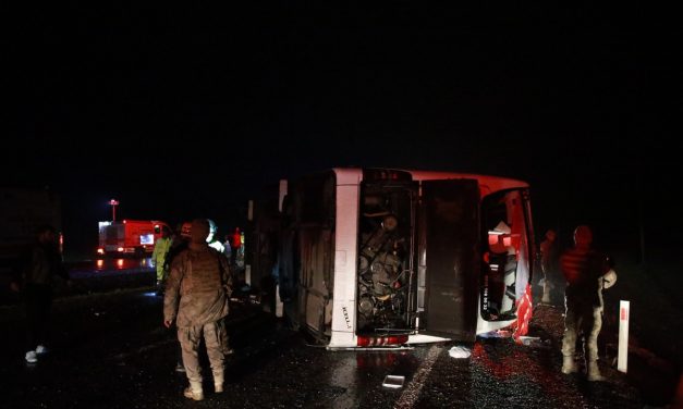 Yolcu otobüsü devrildi: 5 meyyit, 22 yaralı