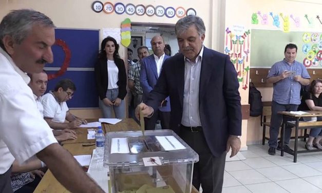 Abdullah Gül, İstanbul’da oyunu kullandı