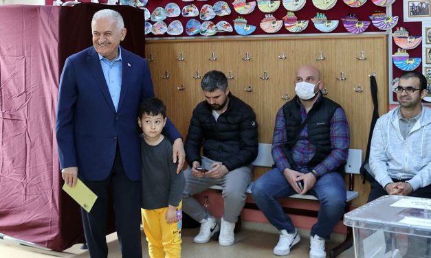 Binali Yıldırım’dan eşine: Ne oldu hanım karar veremedin mi?