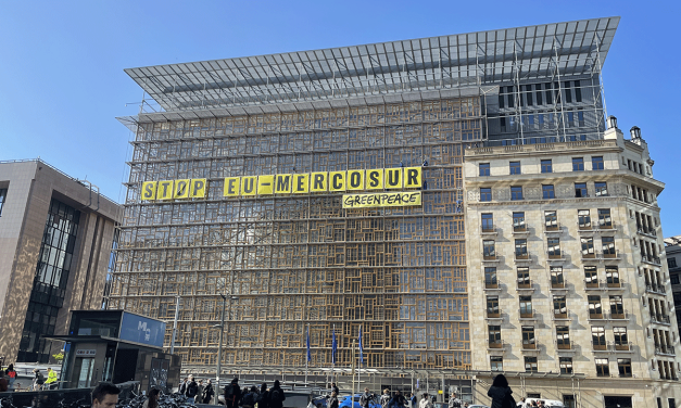 Çevreciler, AB binasına “AB-MERCOSUR’u durdurun-Greenpeace” yazan dev afiş astı