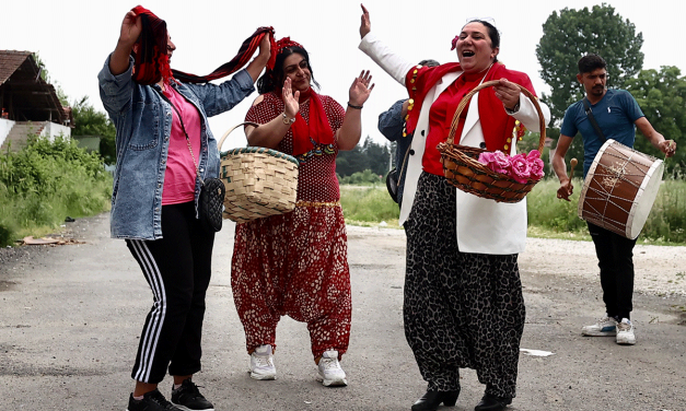 Düzceli Romanlar davul zurna eşliğinde sandığa gitti