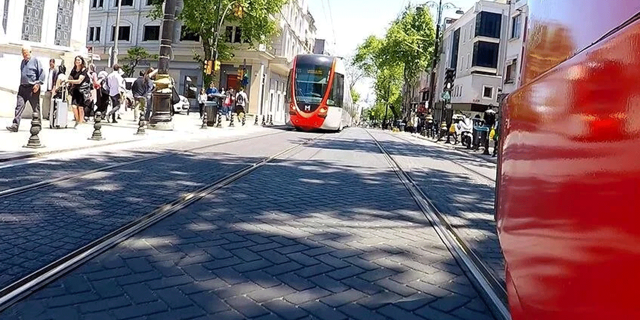 Eminönü’nde tramvay yoluna giren araç, bariyerlerde asılı kaldı